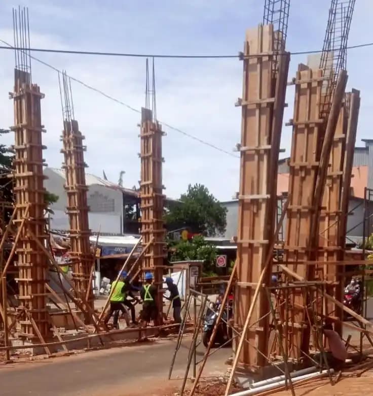 Tiang Rencana Pembangunan Gapura Pintu Utama Masuk Perumahan Dukuh Zamrud