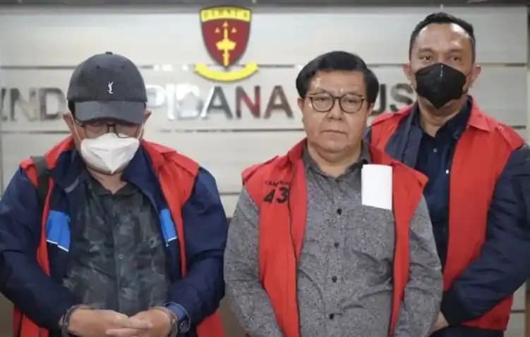 Tiga hakim Pengadilan Negeri (PN) Surabaya yang ditangkap tim gabungan Kejaksaan Agung