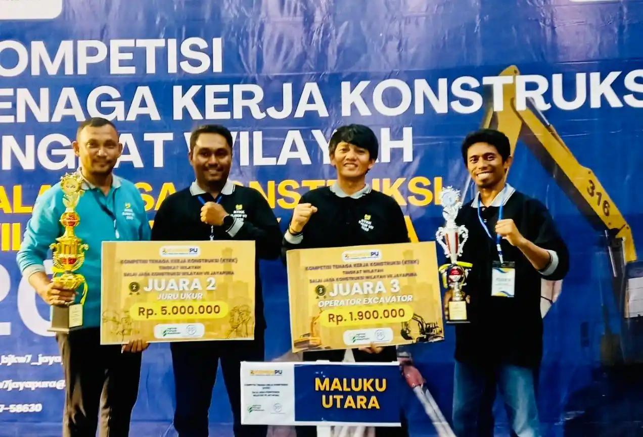 Tiga perwakilan PUPR Malut seusai menerima penghargaan pada Kompetisi Tenaga Kerja Konstruksi di Papua