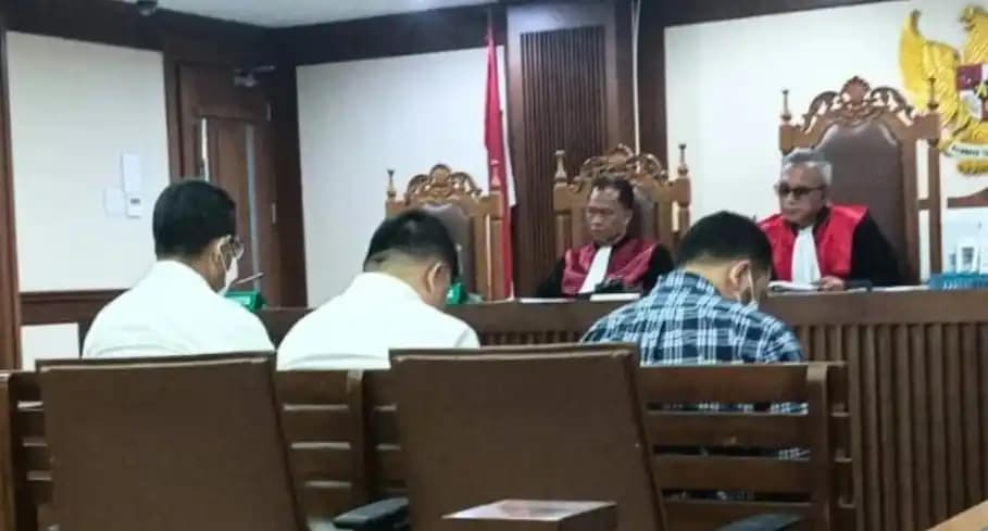 Tiga terdakwa kasus dugaan penilapan uang barang bukti perkara robot trading Fahrenheit