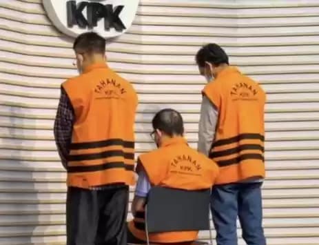 tiga tersangka kasus dugaan korupsi pengadaan lahan hak guna usaha oleh PT Perkebunan Nusantara (PTPN) XI tahun 2016 dalam konferensi pers di Gedung Merah Putih KPK, Jakarta Selatan, Senin (13/5/2024)