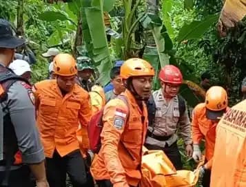 Tim Gabungan evakuasi korban longsor di klungkung