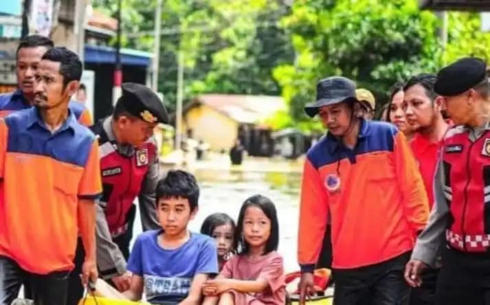 Tim gabungan evakuasi warga terdampak banjir di Kota Tebing Tinggi