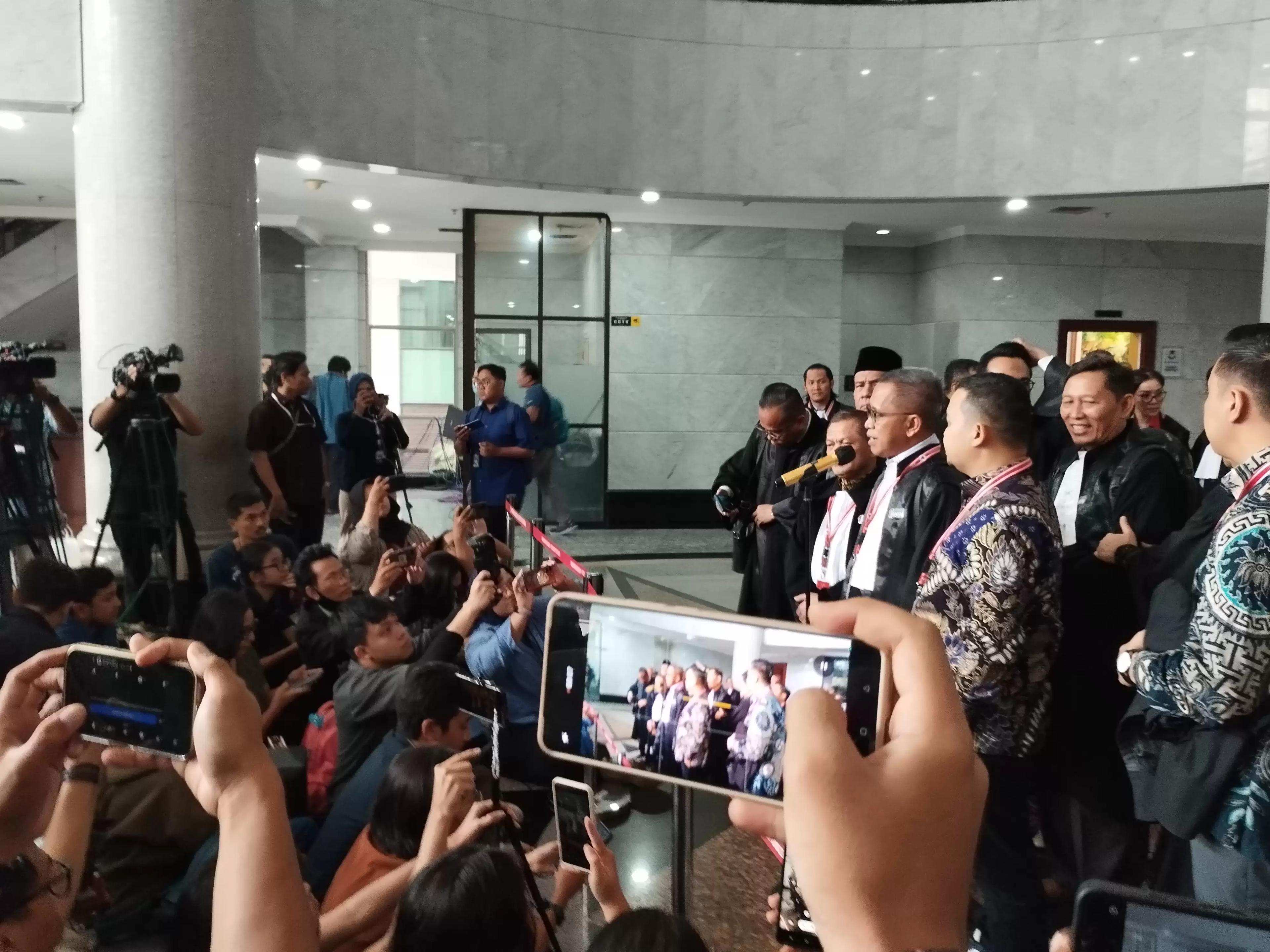 Tim Hukum AMIN saat jumpa pers di Mahkamah Konstitusi (MK) hari ini, Jumat (5/4/2024) (Foto: MI/Dhanis)