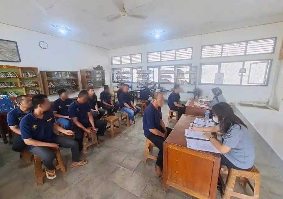 Tim kesehatan Lapas Kelas IIA Jambi saat melakukan VCT dan skrining TBC kepada warga binaan