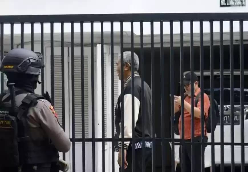 Tim penyidik Komisi Pemberantasan Korupsi (KPK) menggeledah rumah anggota keluarga eks Menteri Pertanian Syahrul Yasin Limpo alias SYL di Jalan Letjen Hertasning, Kota Makassar, Sulawesi Selatan pada Kamis siang.