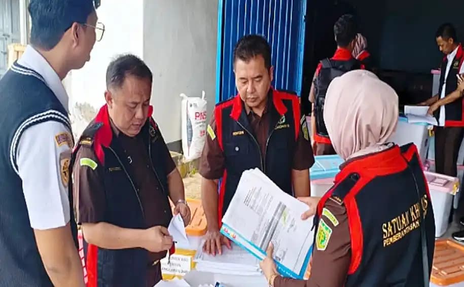 Tim penyidik Tindak Pidana Khusus Kejaksaan Tinggi Kalimantan Barat