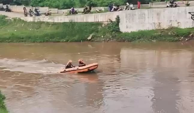 Tim SAR Cari Korban Tenggelam di Kali Ciliwung