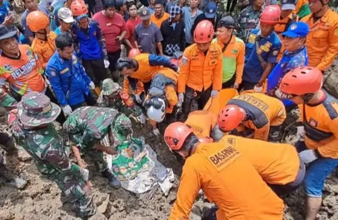 Tim SAR Gabungan Evakuasi Jasad Tanah Longsor