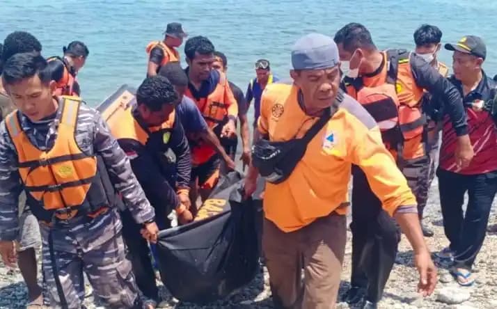 Tim SAR gabungan evakuasi jenazah nelayan yang dilaporkan terjatuh saat memancing