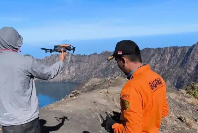 Tim SAR gabungan melakukan pencarian korban menggunakan drone