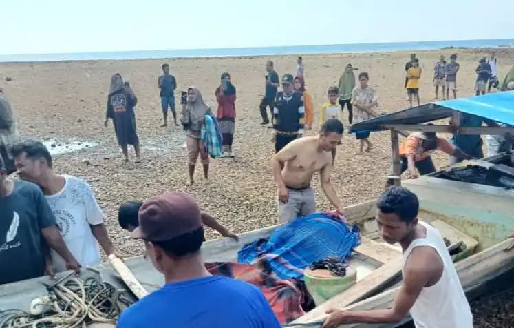 Tim SAR Gabungan saat mengevakuasi korban