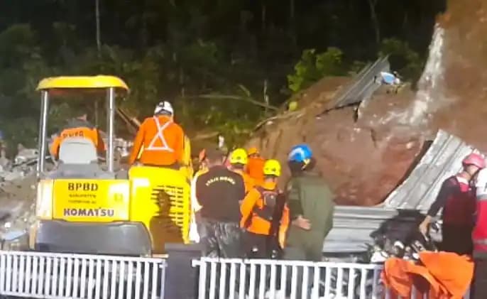 Tim SAR melakukan pencarian korban longsor di Bruno