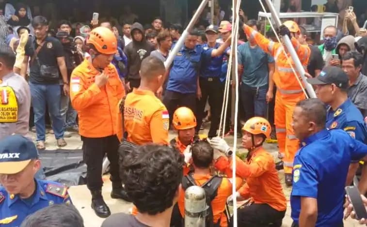 Tim SAR saat mengevakuasi empat korban dari dalam sumur mengandung gas beracun