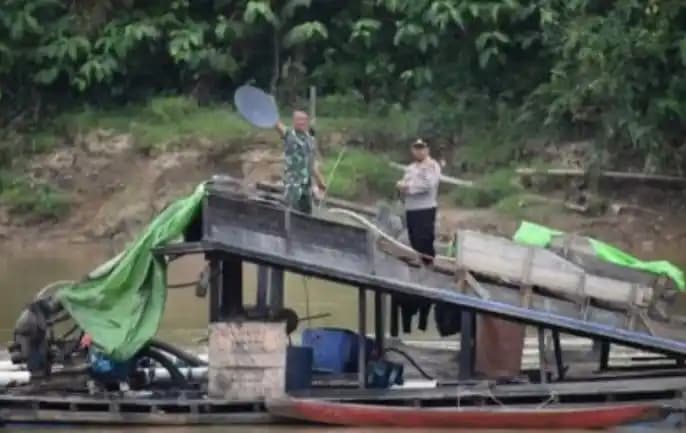 Tindakan TNI menertibkan aktivitas penambangan emas ilegal dan melakukan penggerebekan terhadap oli palsu