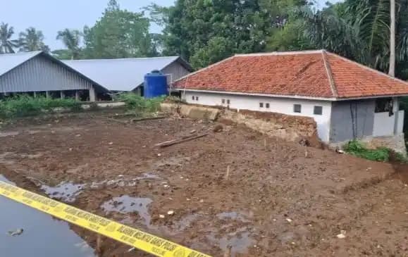 Tnggul kolam roboh di Ponpes Darussyifa Al-Fithroh Yaspida Sukabumi