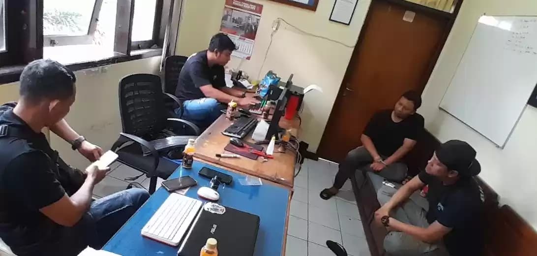 Tommy Setiawan (diborgol, duduk dekat pintu) (Foto: Dok MI)