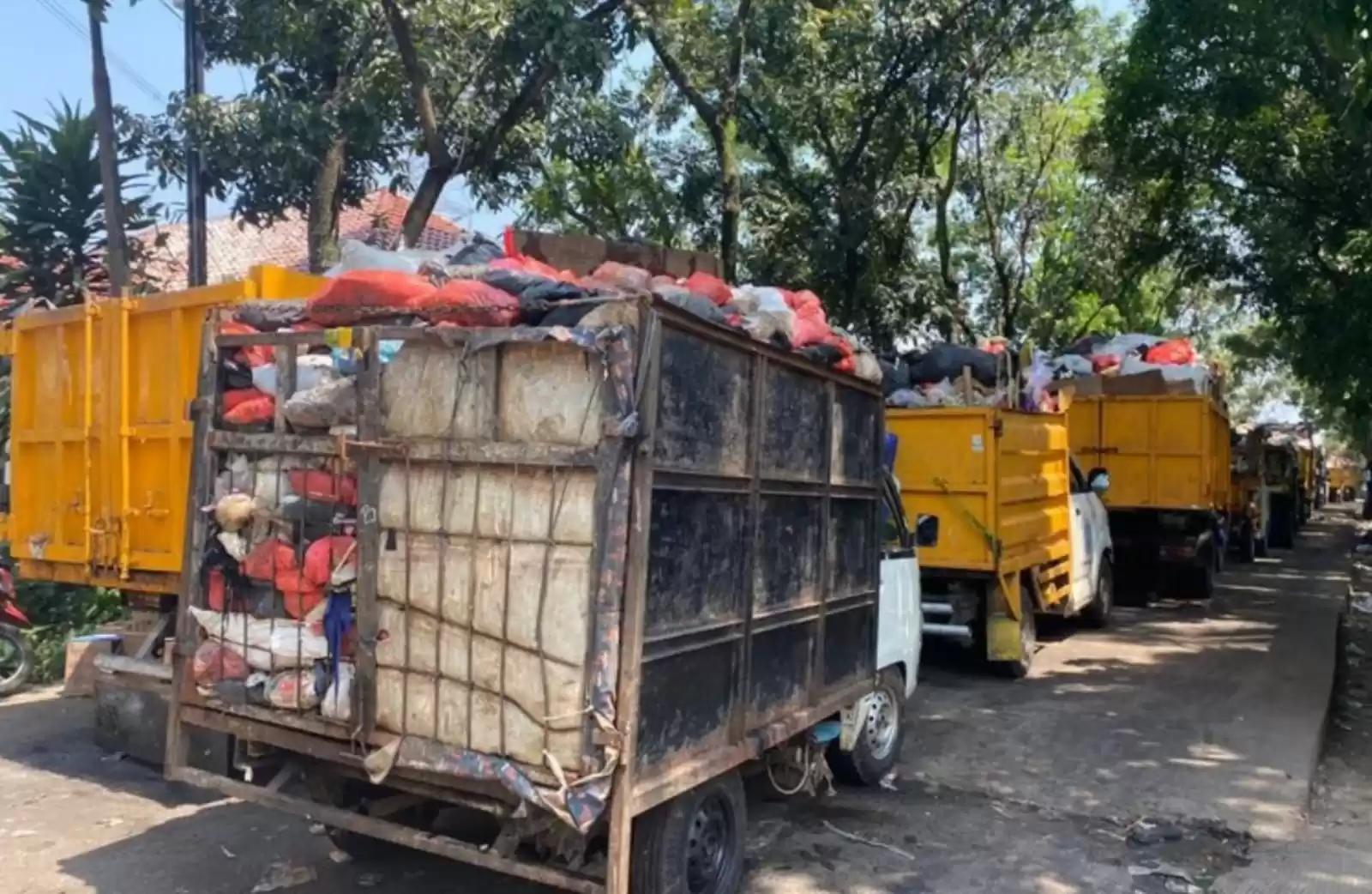 TPA Cipayung "Overload" sopir pengangkut bingung sampah bau dibuang kemana