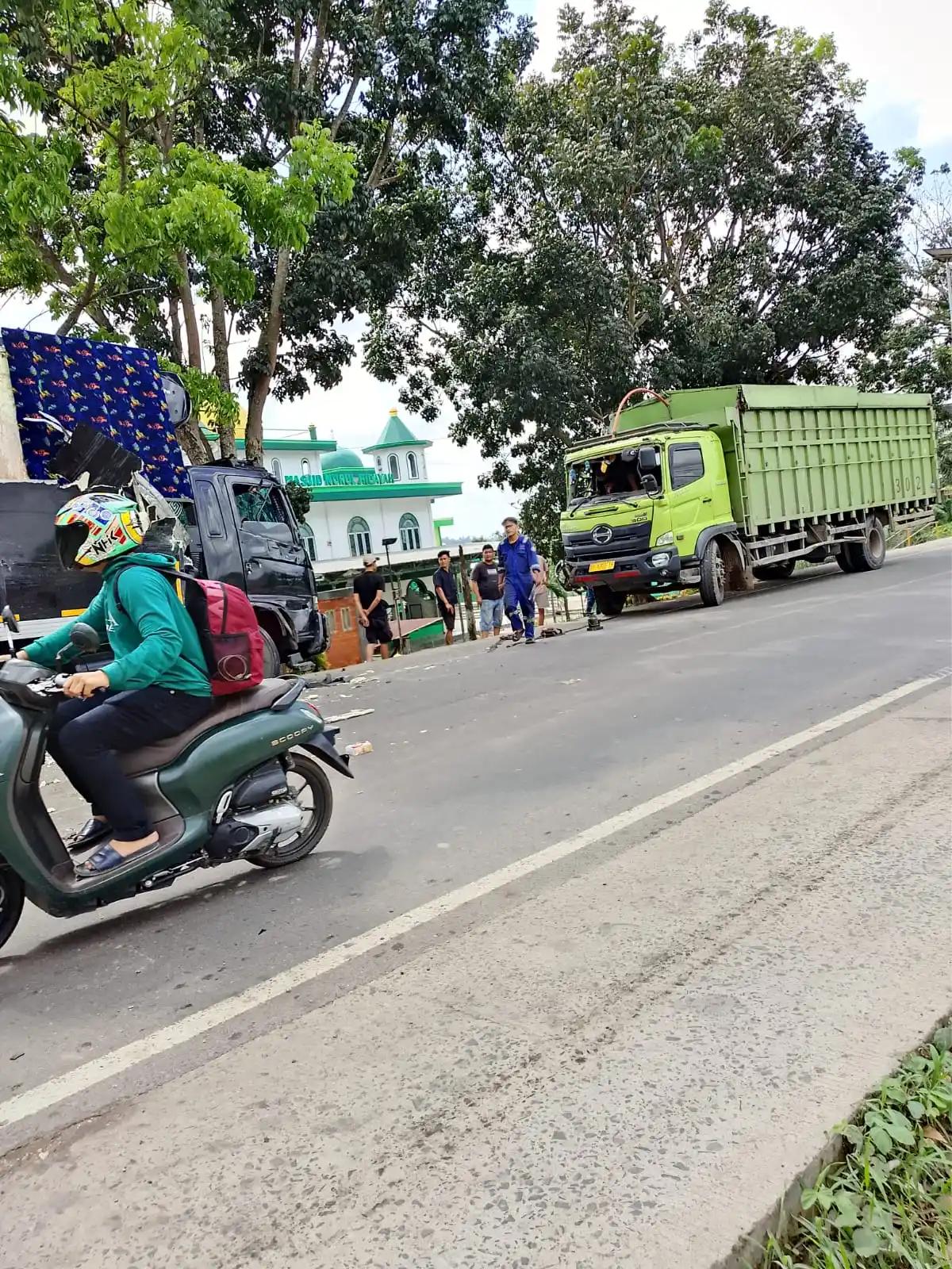 Truk Adu Hantam di Jambi