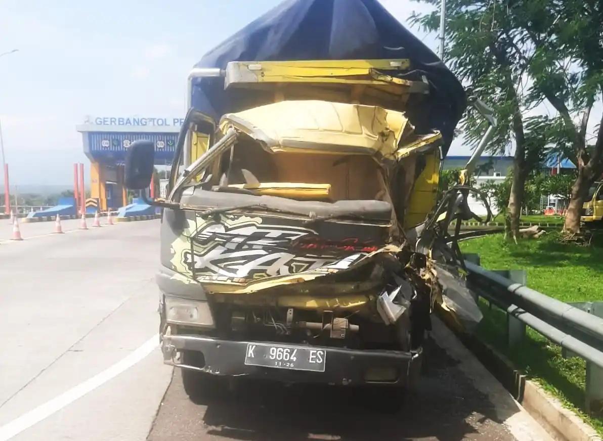 Truk Colt Diesel Tabrak Truk Hino di Tol Paspro Probolinggo