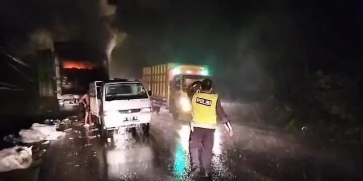 Truk Fuso pengangkut paket Shopee terbakar di Jalan Raya Palembang–Jambi