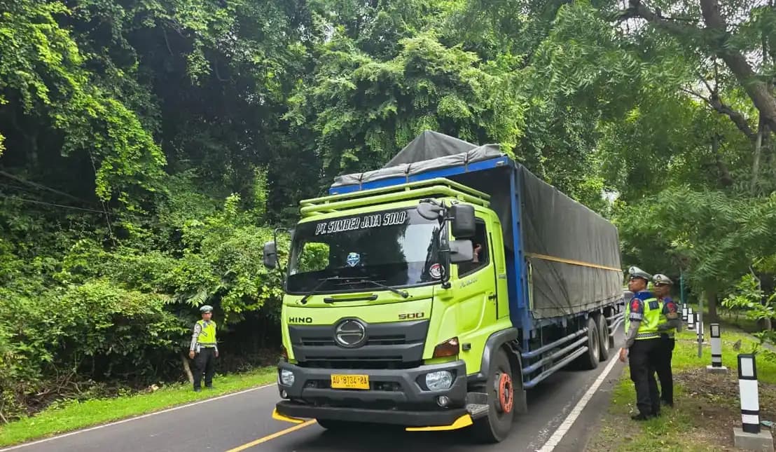 Truk logistik masih beroperasi saat pembatasan mudik lebaran 2026,