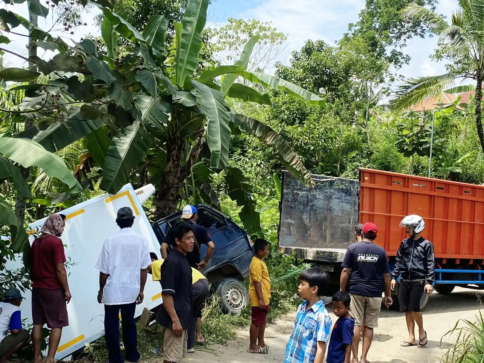 Truk Nyungsep di Campang Kanan