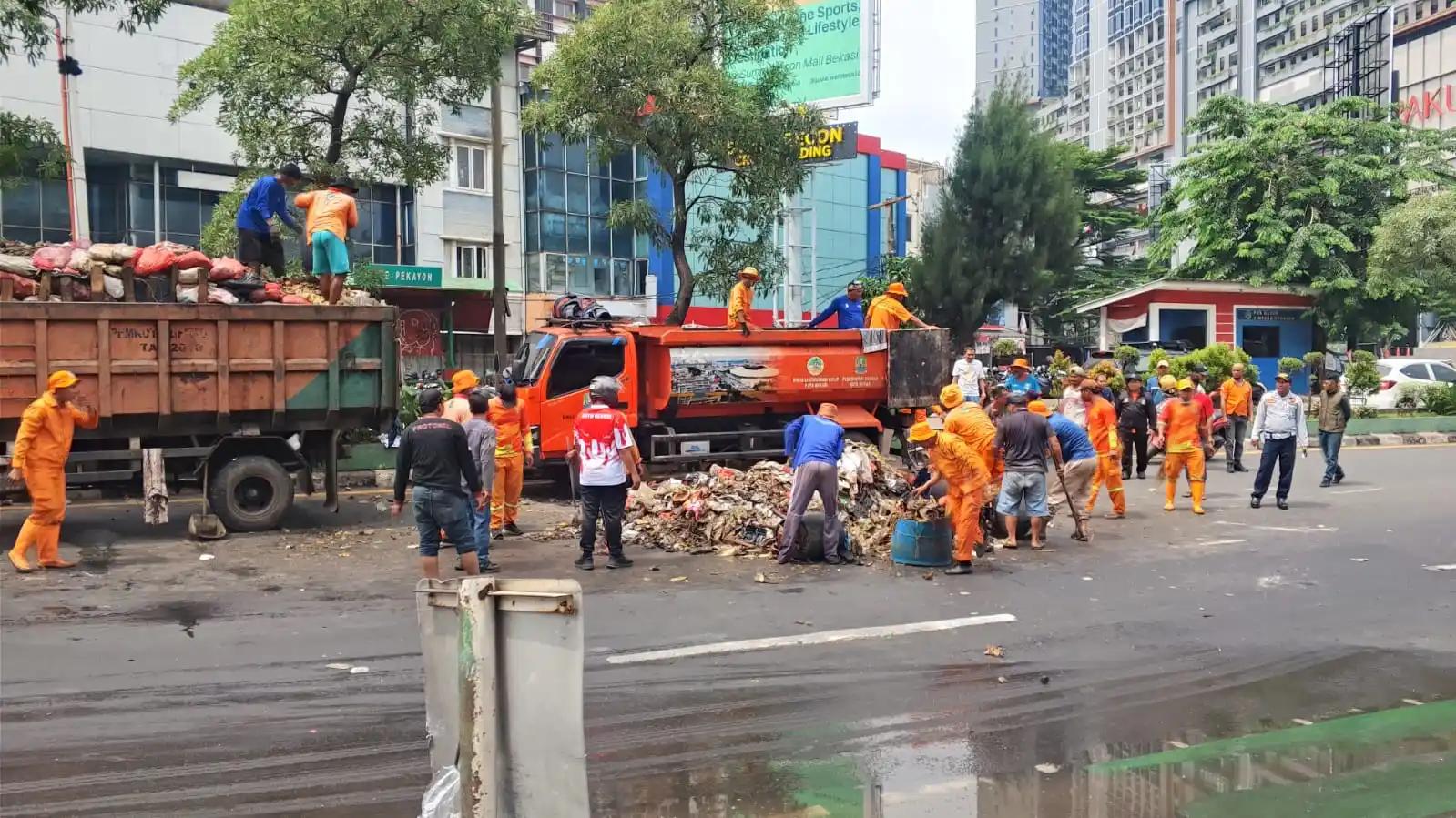 ‎Truk Sampah DLH Terguling di Pekayon, Diduga Akibat Motor Potong Jalur