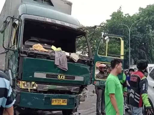 truk tabrak pengendara di tangerang
