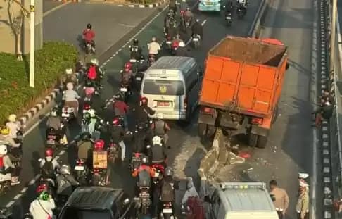Truk tabrak seperator busway