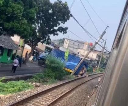 Truk Tabrak Tiang LAA, Perjalanan KRL Pondok Ranji-Kebayoran Terganggu