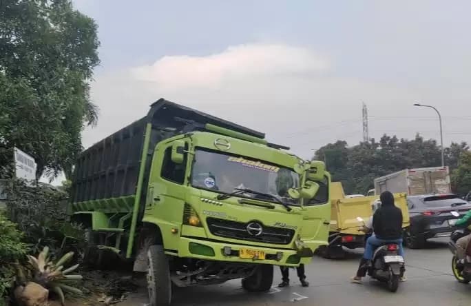 truk tabrak tiga mobil di cibubur