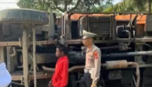 truk tambang terguling