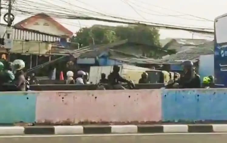 Truk Terbalik