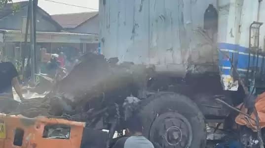 truk terguling