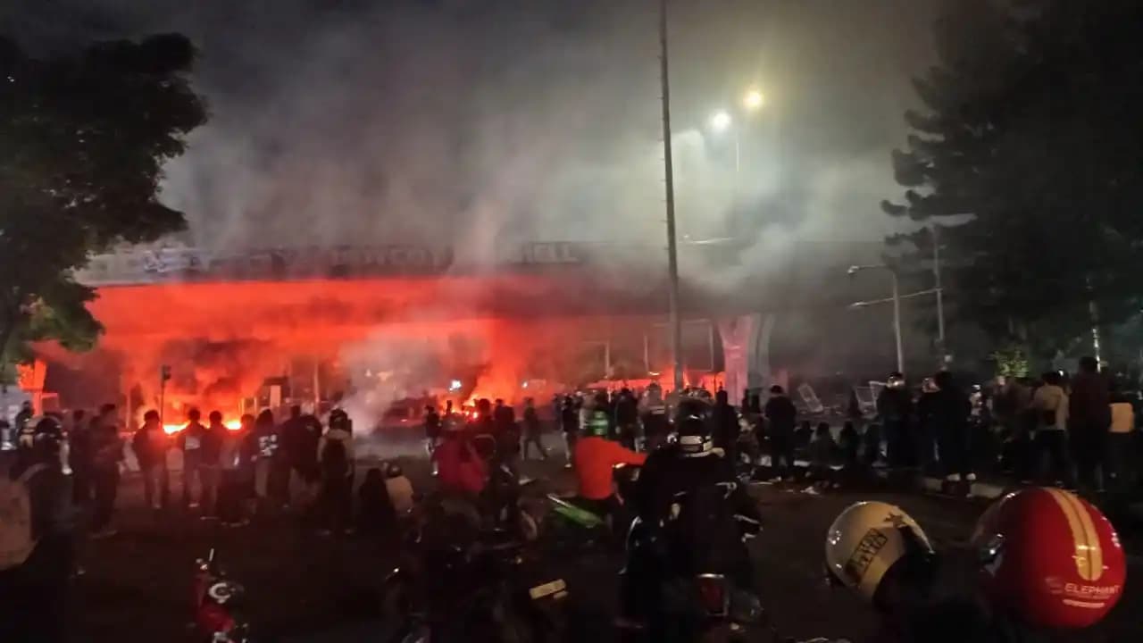 Unras di Depan Gedung DPRD Jabar masih Berlangsung, Sejumlah Fasilitas Dibakar Massa
