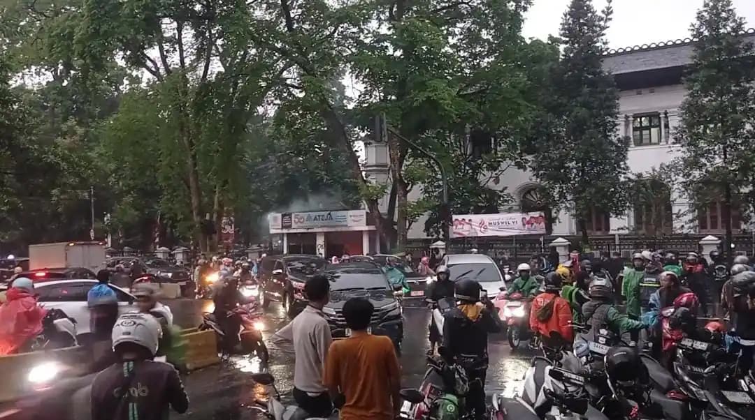 Unras di Depan Gedung DPRD Jabar, Pos Polisi Dibakar Massa