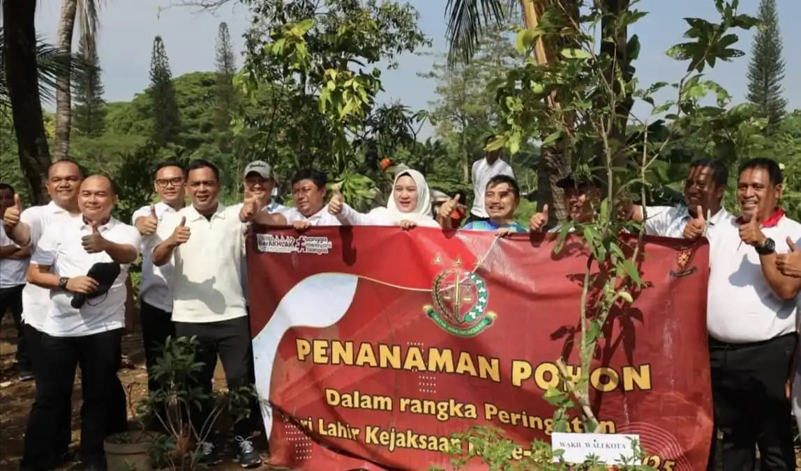 Usai Tanam Bibit Pohon, Kajari Bersama Jajaran Foto Bersama Dengan Wawali Kota Bekasi