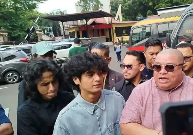 Vadel Badjideh bersama tim kuasa hukum