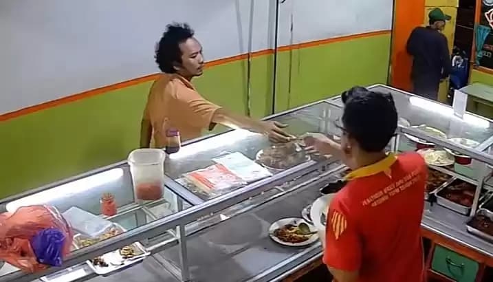 Viral Bayar Warteg Seenaknya