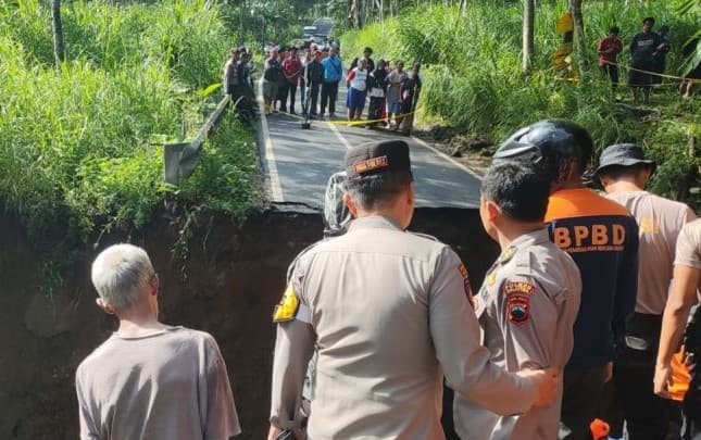 Jembatan Roboh di Salatiga Tewaskan Satu Orang