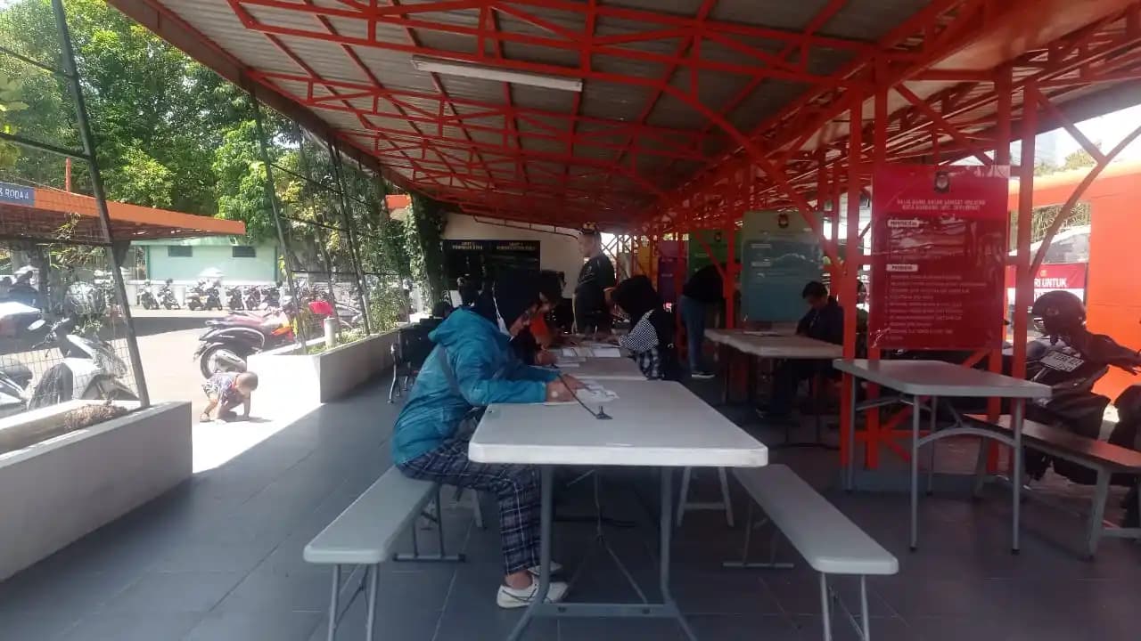 Wajib pajak saat mengisi formulir pendaftaran di area cek fisik kendaraan Samsat Bandung Tengah