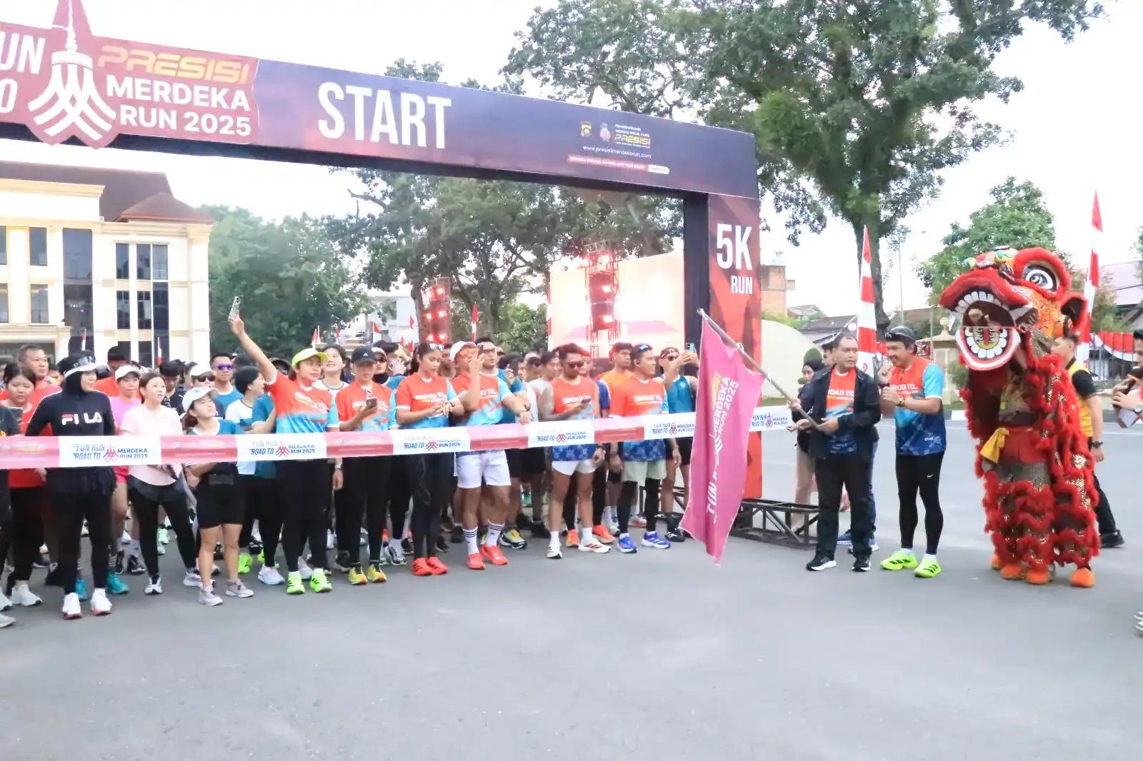 Wakapolda Jambi Brigjen Pol M. Mustaqim melepas peserta Fun Run Road to Presisi Merdeka Run 2025