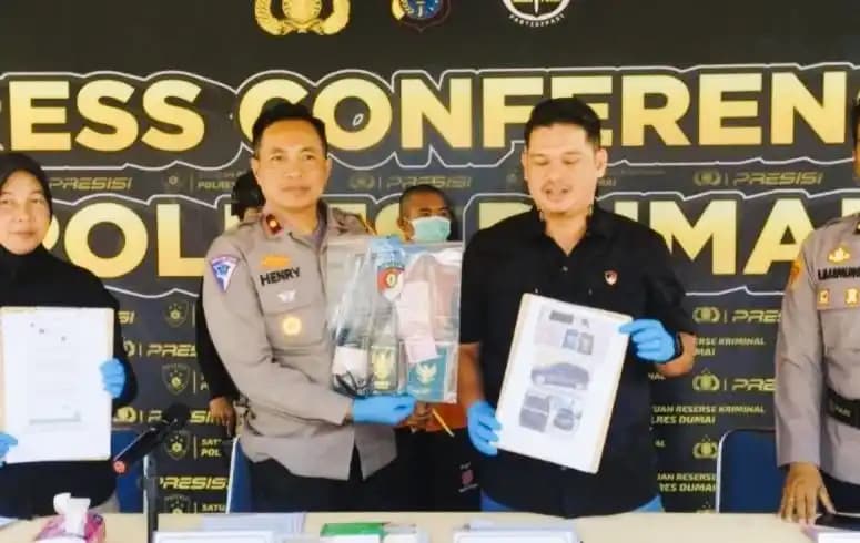 Wakapolres Dumai Kompol Henry memperlihatkan barbuk tindakan pidana perdagangan orang ke Malaysia