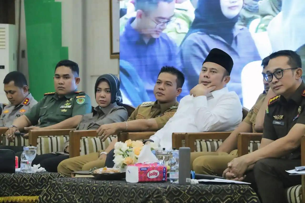 Wakil Ketua DPR RI, Cucun Ahmad Syamsurijal didampingi Bupati Bandung, Dadang Supriatna