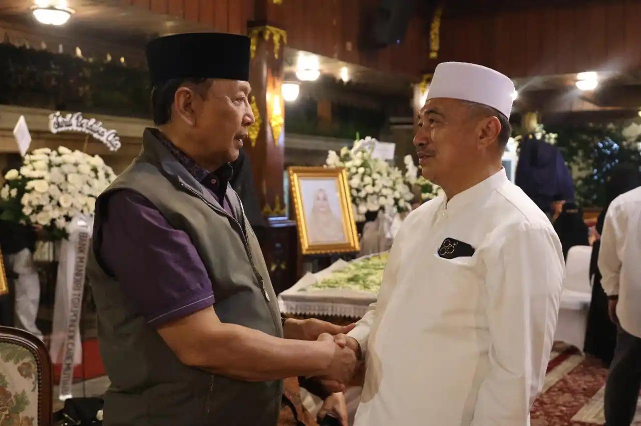 Wakil Walikota Bekasi, Abdul Harris Bobihoe Bersalaman dengan Wiranto