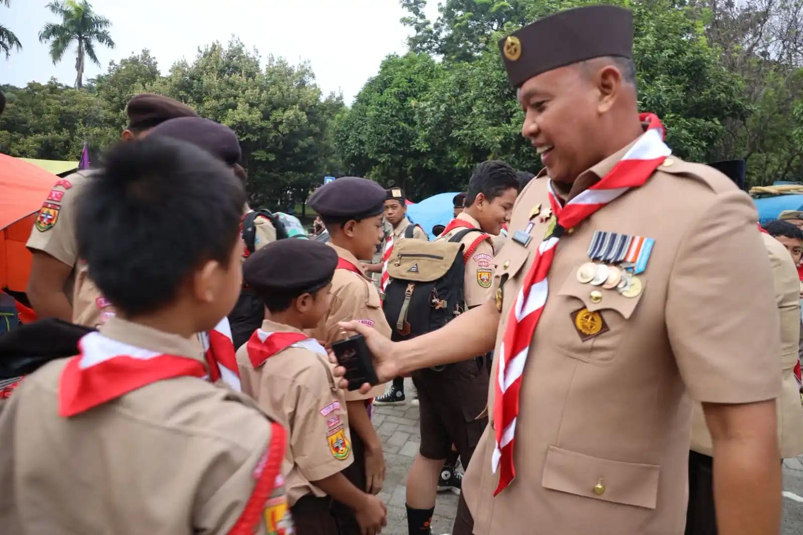 Wali Kota Bekasi Semprot Parfum ke Anak-Anak Pramuka yang Berkemah