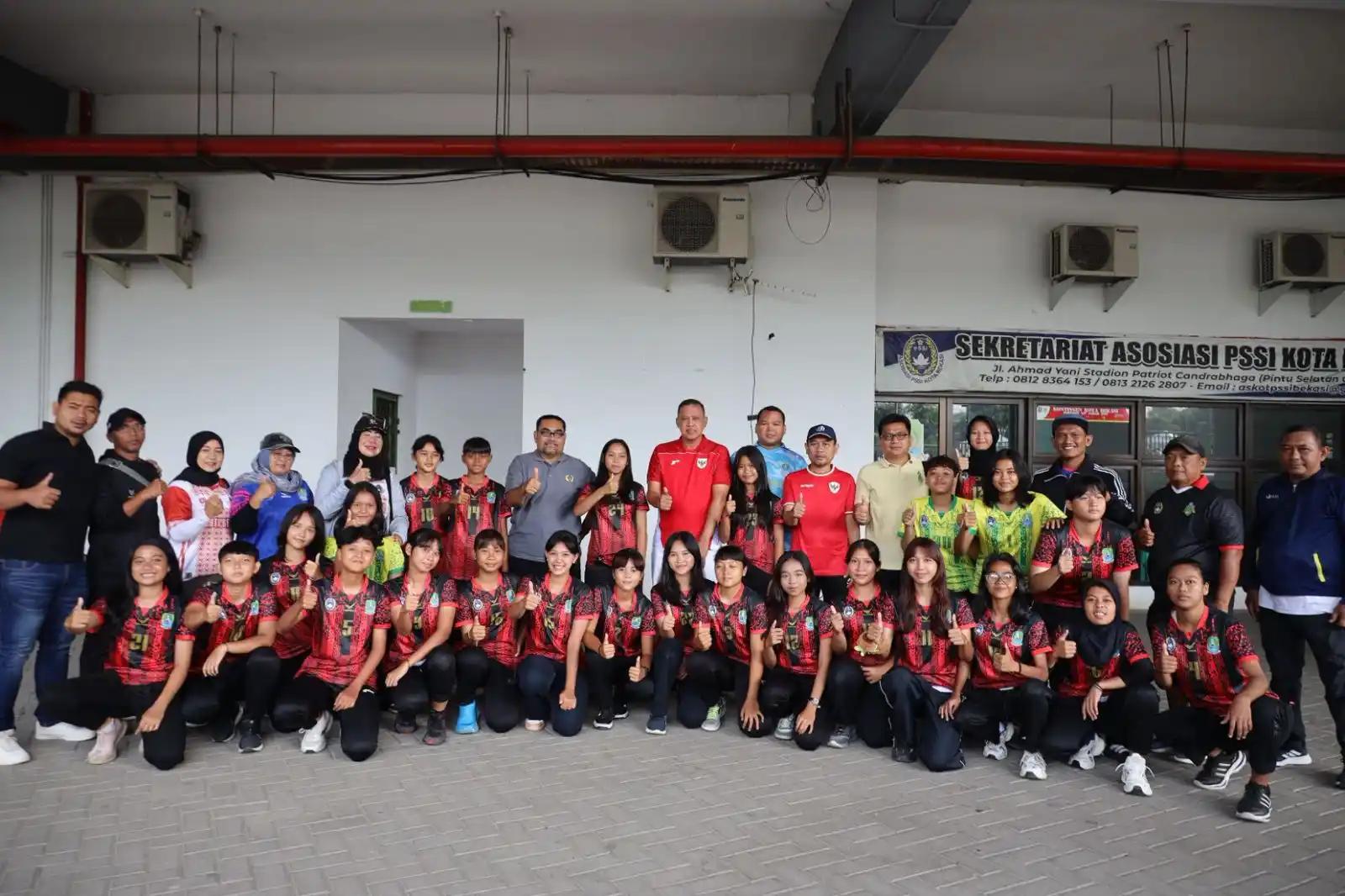 Wali Kota Bekasi, Tri Adhianto bersama 25 Atlet Sepak Bola Putri
