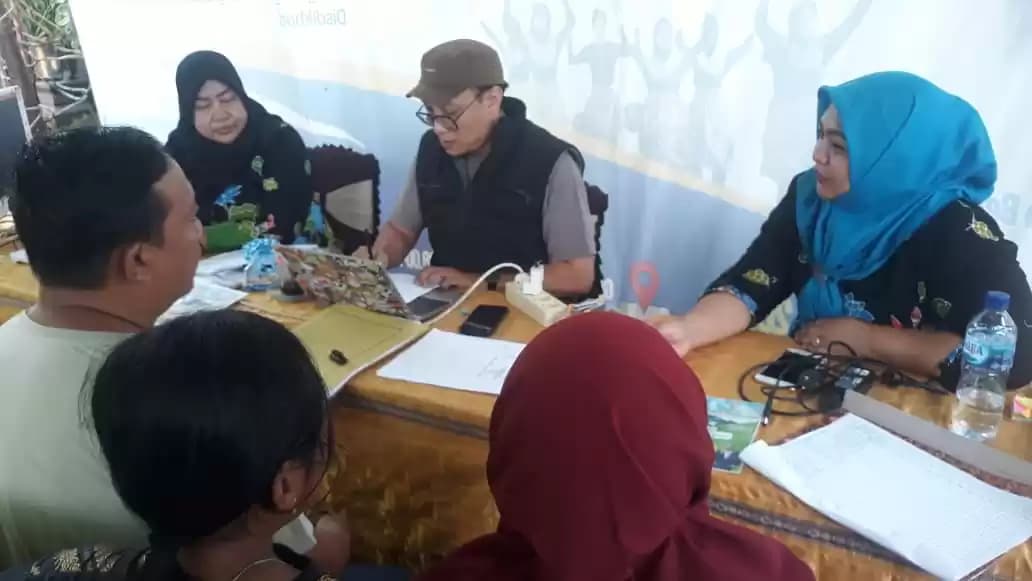 Wali Murid berkunjung ke Kantor Dinas Pendidikan di Jalan Basuki Rahmad, Kelurahan Mangunharjo, Kota Probolinggo ini, untuk meminta kejelasan terkait dengan aturan perwali terkait zona P2DB pada tingkat SMP saat ini