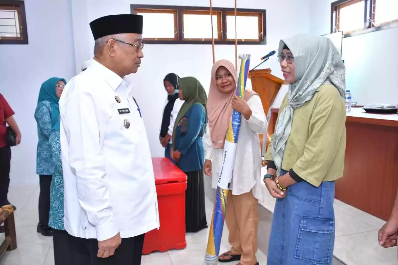 Walikota Tidore Kepulauan, Capt. Ali Ibrahim memberikan bantuan kepada pelaku UMKM (Foto: Humas Pemkot Tidore)